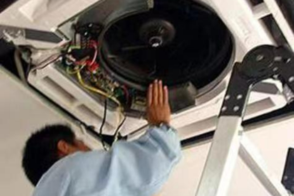 中央空調里面滴水什么原因
