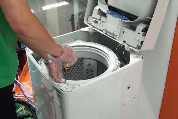 小型半自動洗衣機水桶底下出現漏水現象